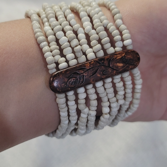 Elegant White Beaded Bracelet - Picture 4 of 4
